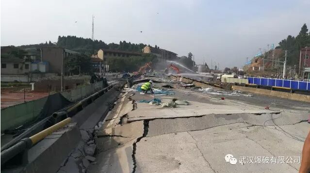 武汉市郑店高架桥成功爆破拆除